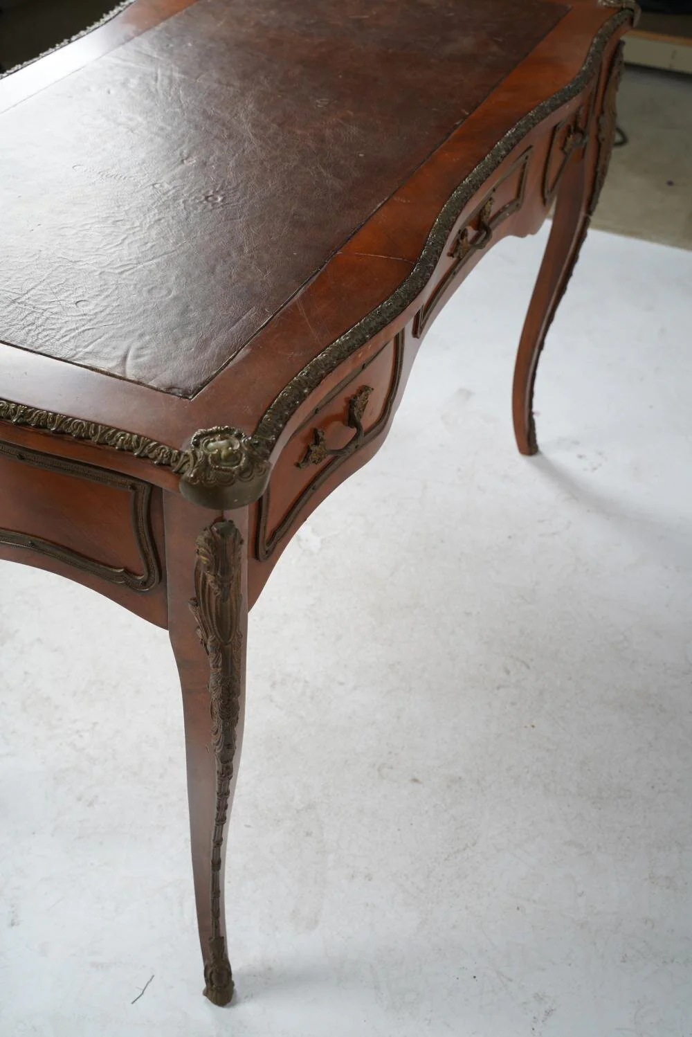 AF5-106: ANTIQUE LATE 19TH C LOUIS XV GILT BRONZE MOUNTED BUREAU PLAT DESK - Image 8