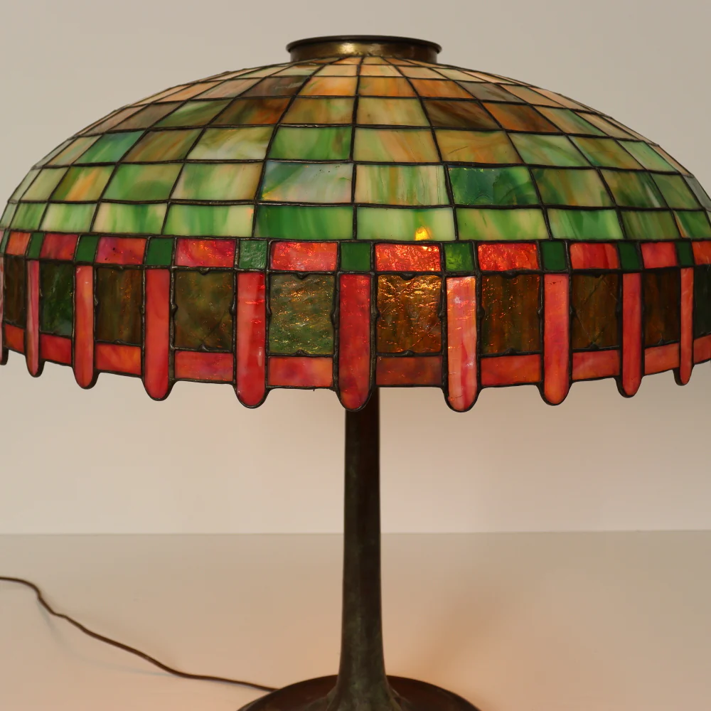 AL2-044: Antique Early 20th Century Arts & Crafts Tiffany Style Bronze Lamp with Leaded and Stained Glass Shade - Image 3