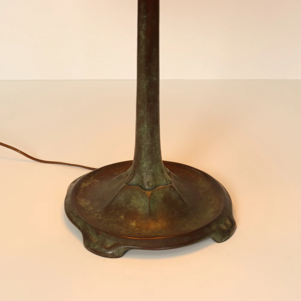 AL2-044: Antique Early 20th Century Arts & Crafts Tiffany Style Bronze Lamp with Leaded and Stained Glass Shade - Image 4