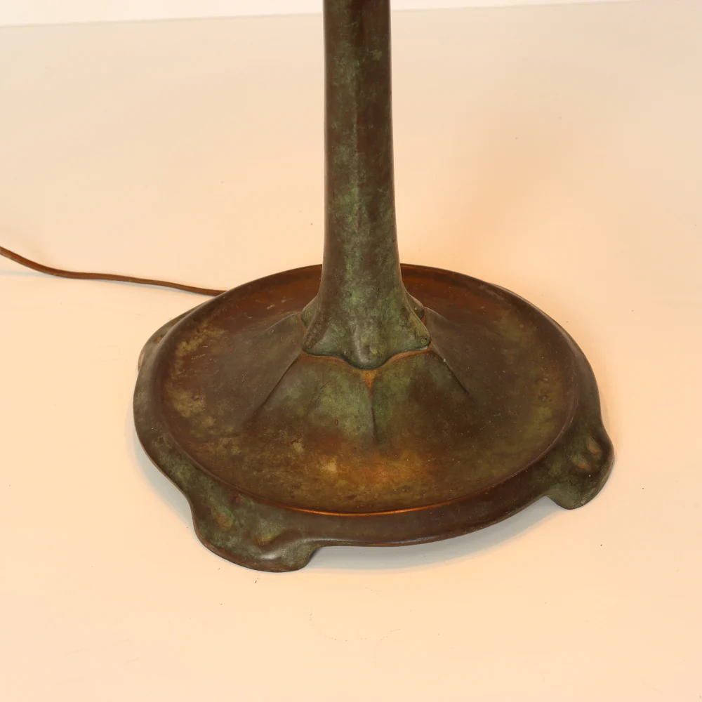 AL2-044: Antique Early 20th Century Arts & Crafts Tiffany Style Bronze Lamp with Leaded and Stained Glass Shade - Image 5
